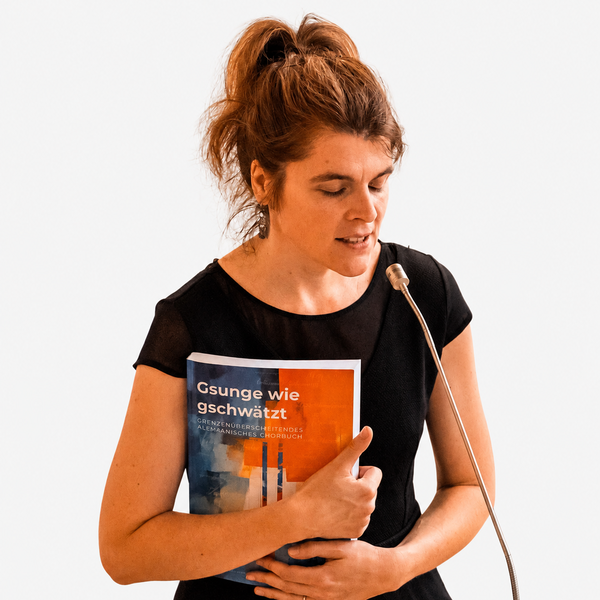 mit Buch „Gsunge wie gschwätzt“ im Arm